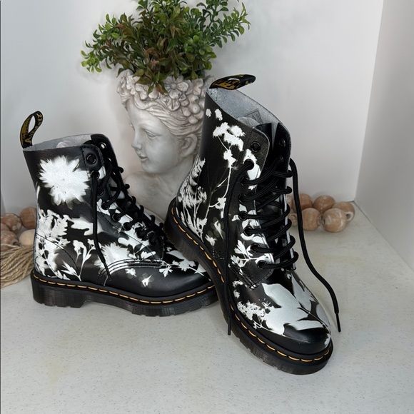 Dr. Martens 1460 Pascal Printed Leather Women's Ankle Boots Sz 6 - Picture 3 of 11